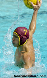 Flanagan-De La Hoz Leads Men's Water Polo to Victory