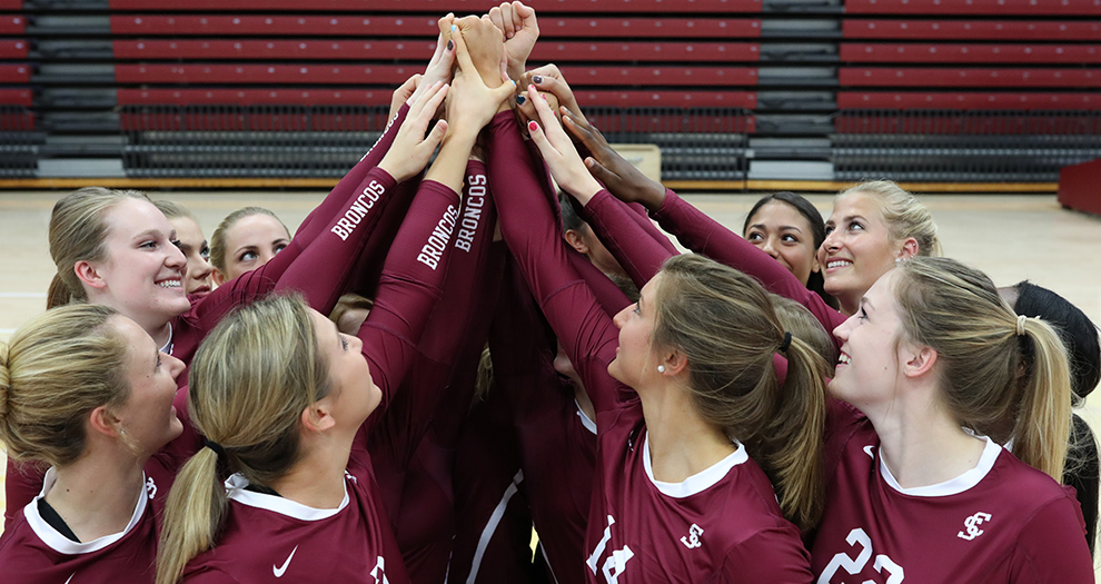 Volleyball Ends the Season on Winning Note, Sweeping Saint Mary’s