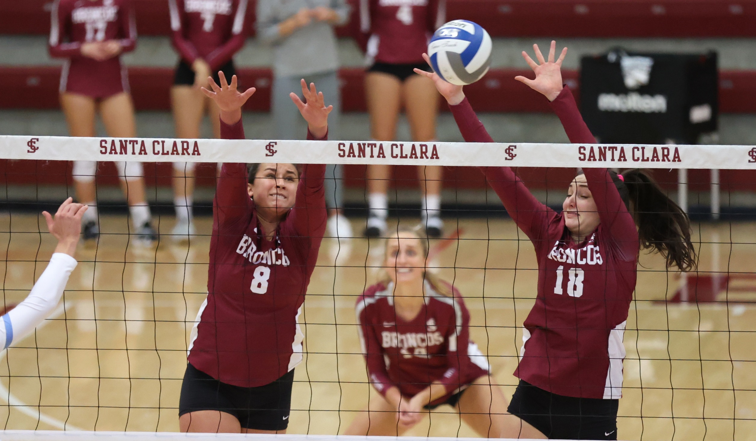 San Diego Holds Off Volleyball