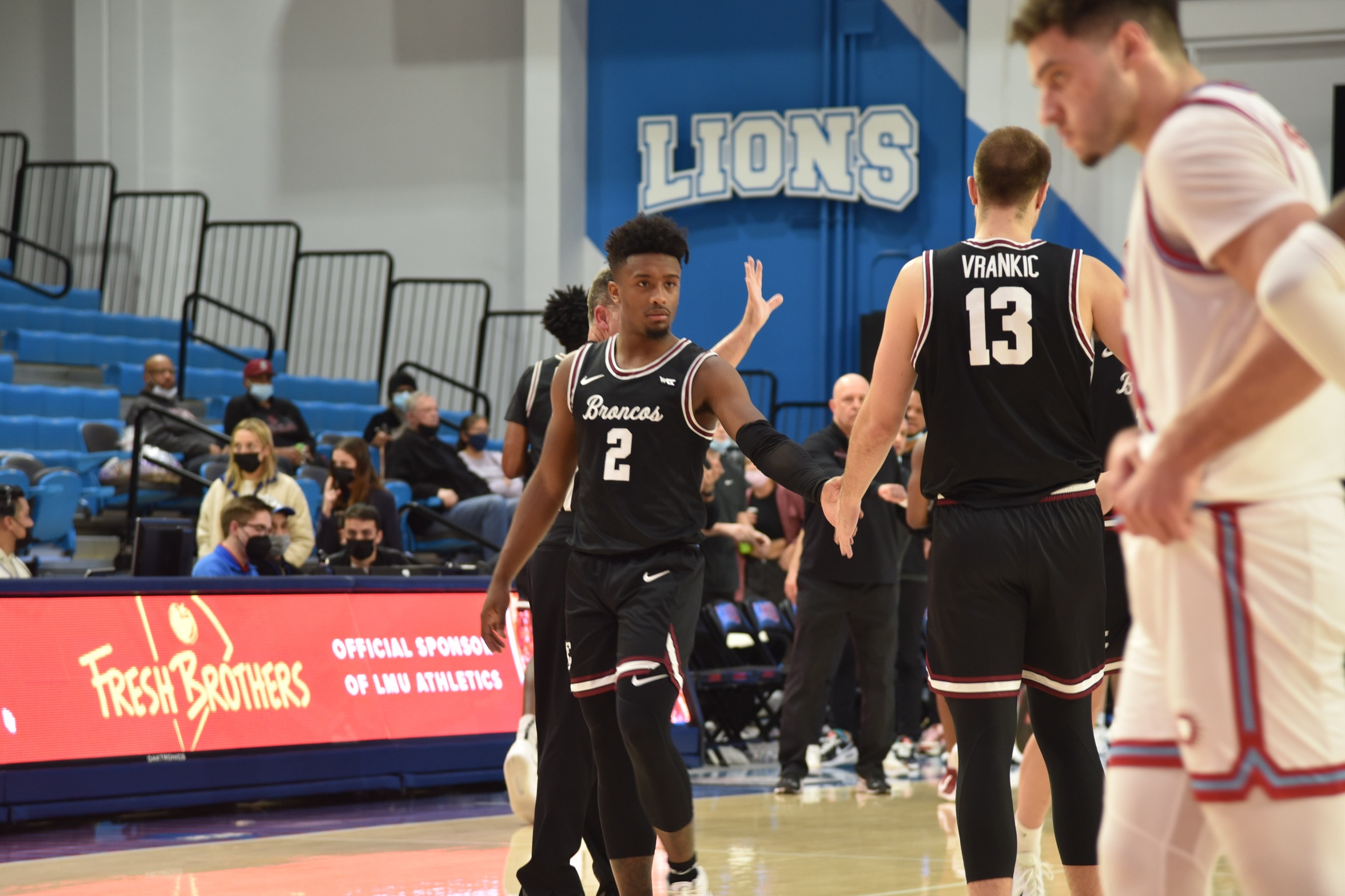 Men's Basketball Holds On At LMU To Win, 84-80