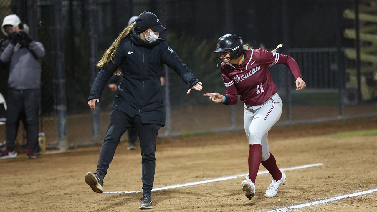 Softball Earns Friday Split on First Day of SVC Tournament