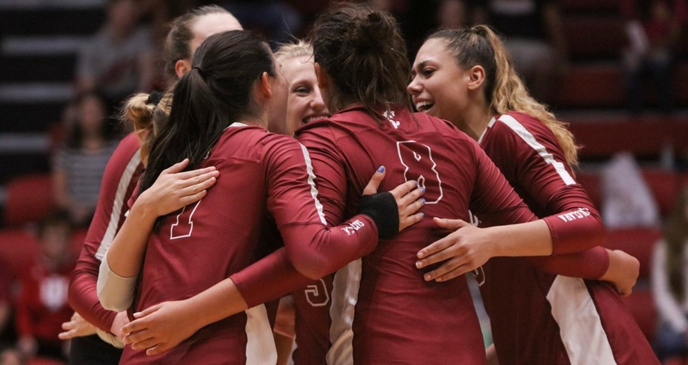Taylor Odom (right) hit .600 with 13 kills and had a hand in each of Santa Clara's seven blocks on Thursday.