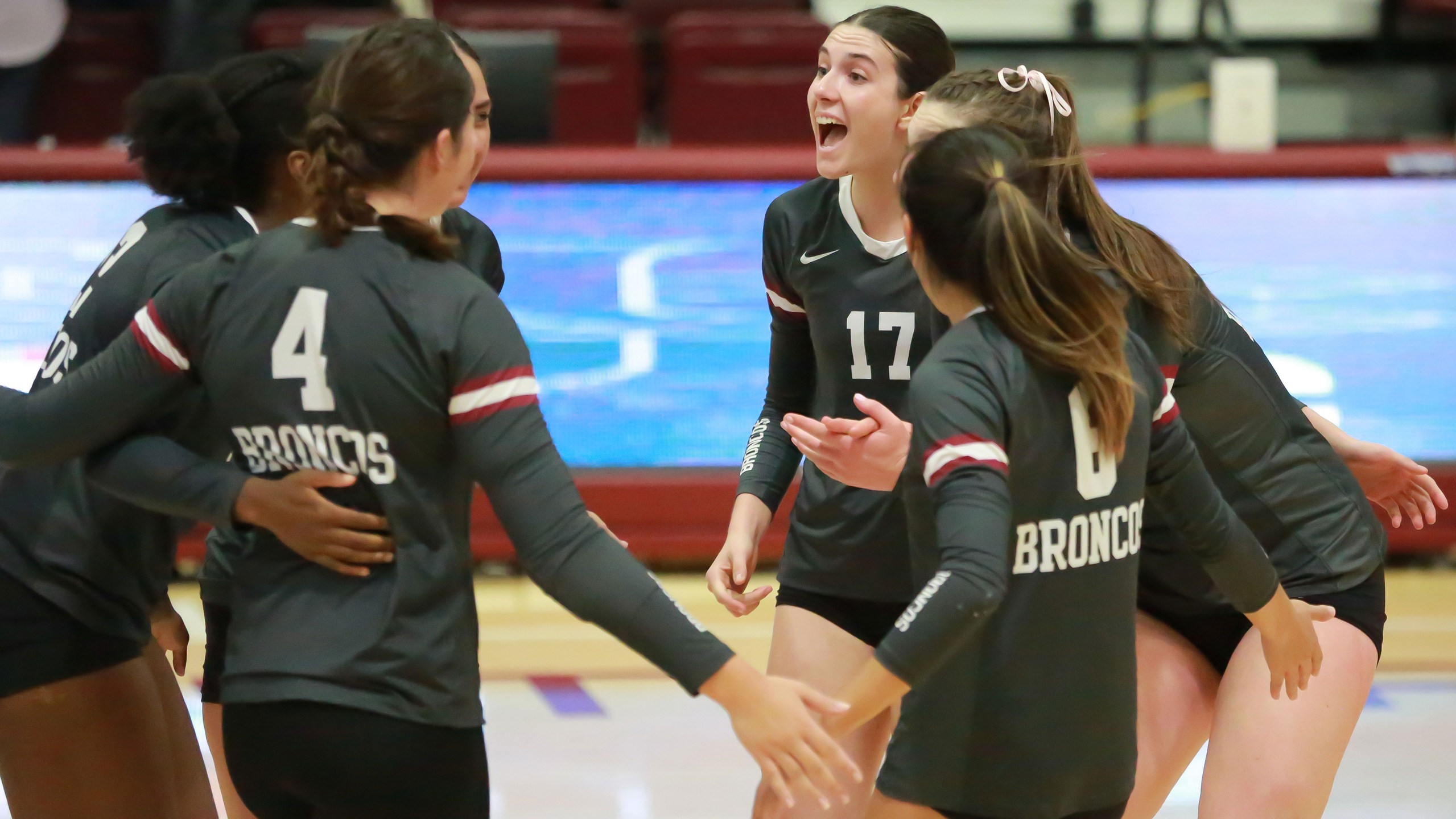 Volleyball Tops Portland to Win Again in Five on the Road